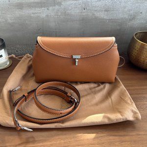 Toteme T-Lock clutch